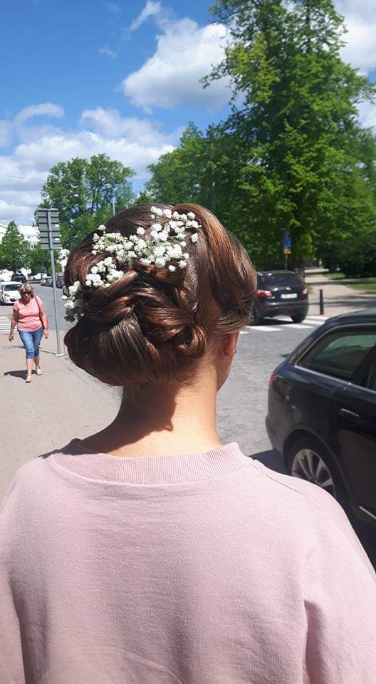 Brun håruppsättning med vita blommor