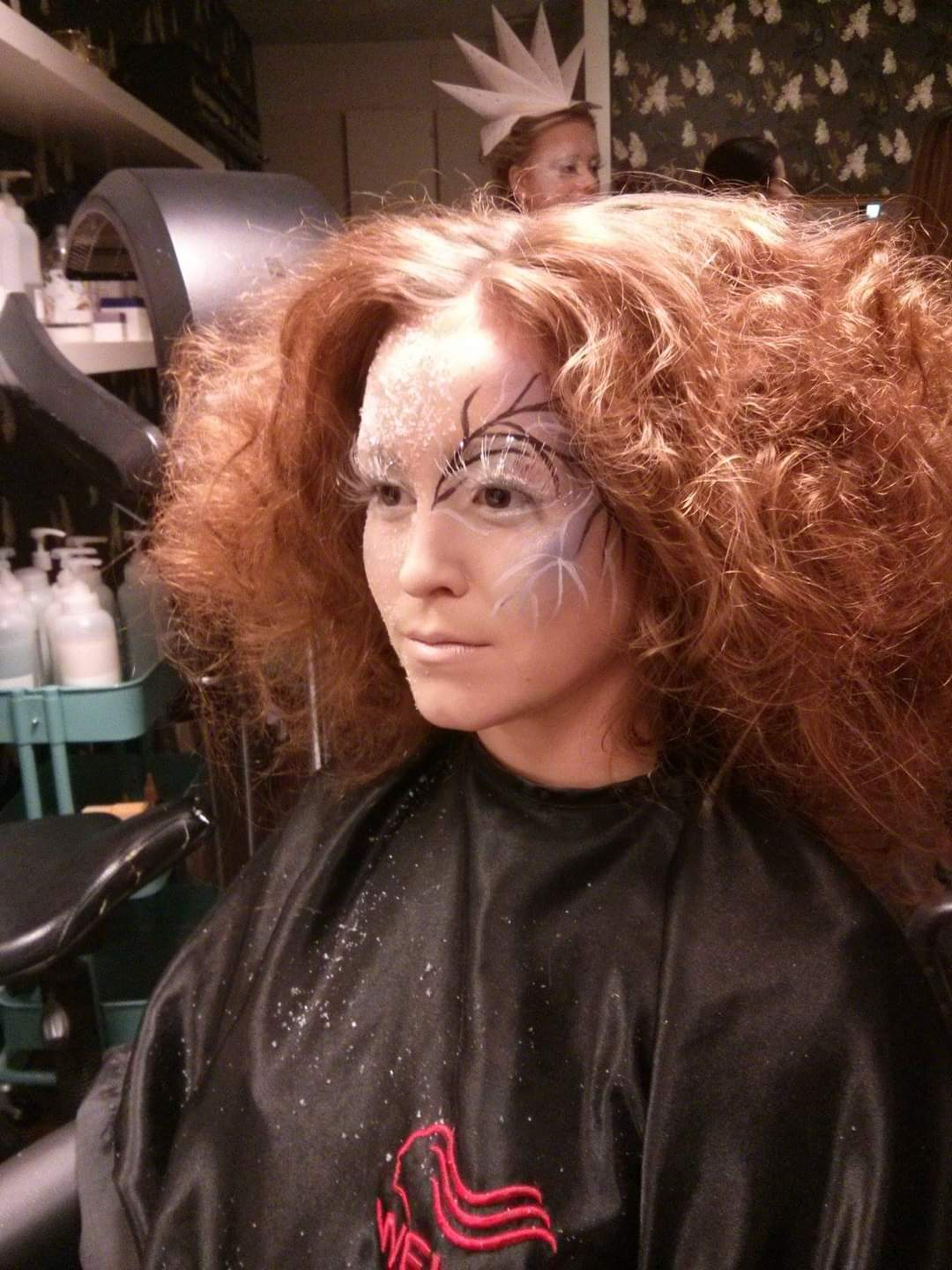 Kreativ makeup med markerade ögondetaljer